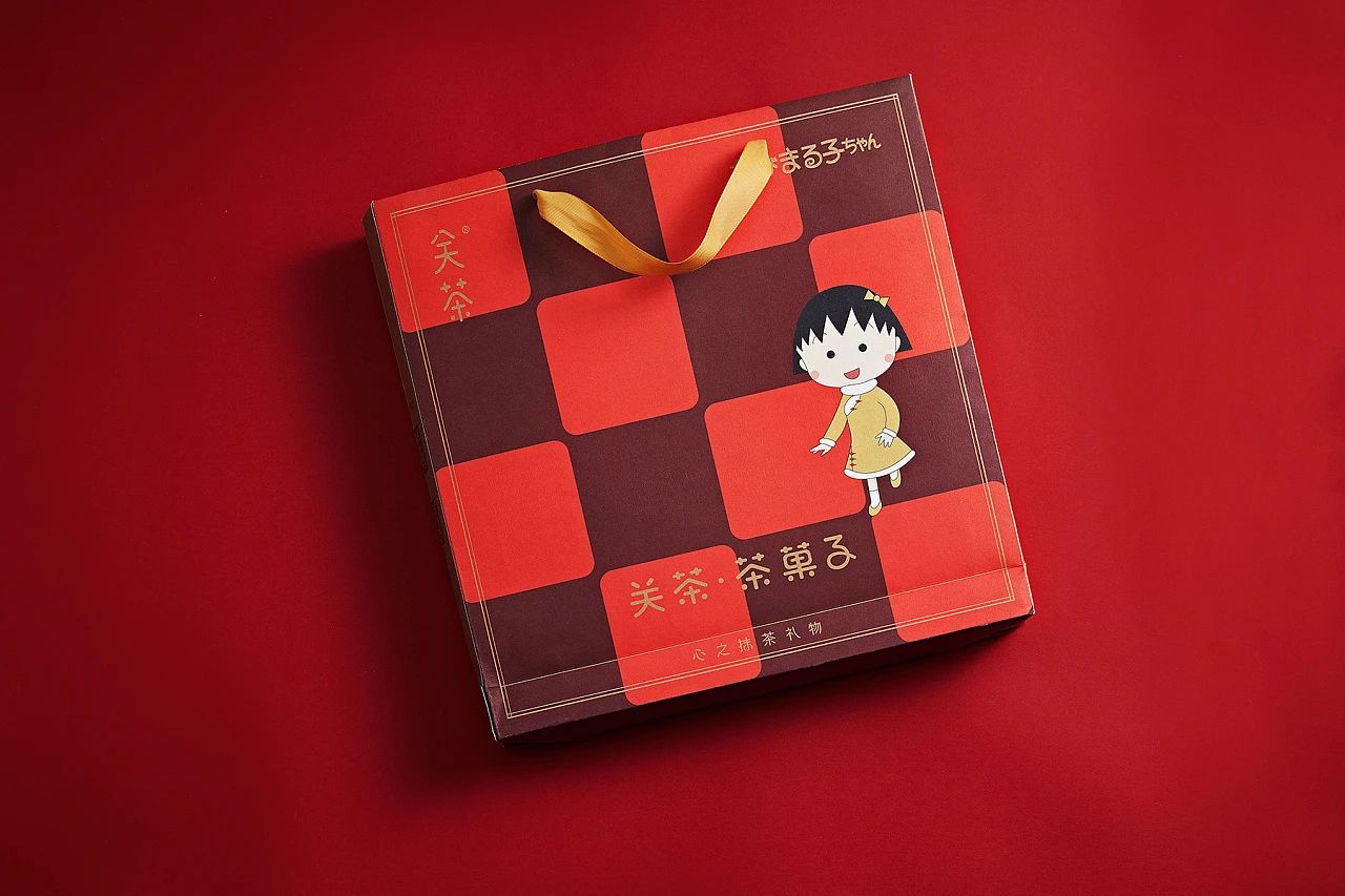 关茶与樱桃小丸子春节联名茶菓子礼盒包装设计效果展示