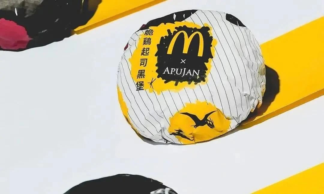 麦当劳联名APUJAN限定极黑包装设计特写